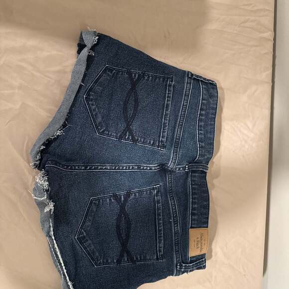 Abercrombie & Fitch - Picture 2 of 2